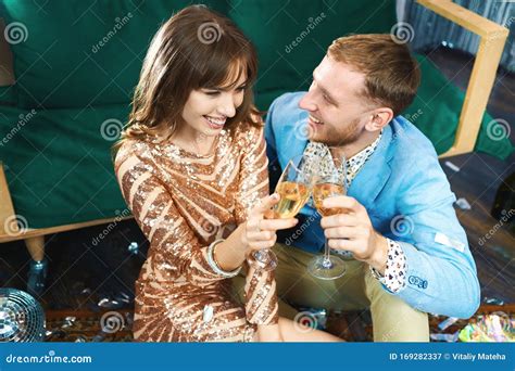Coppia che brinda con spumante