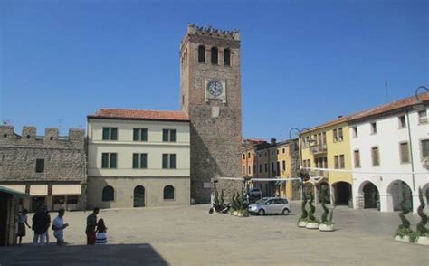 Piazza Mazzini a Monselice con la Torre dell'Orologio