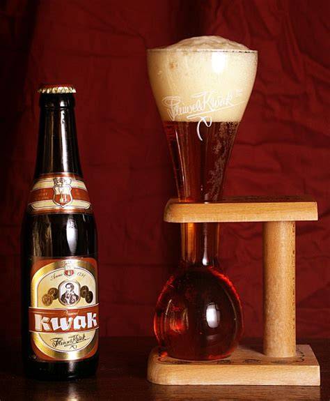 bicchiere di birra Kwak con il suo caratteristico bicchiere a clessidra