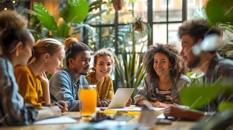 Immagine di un gruppo di persone che lavorano in un birrificio