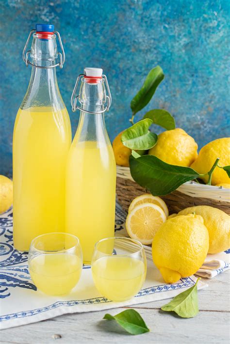 Ingredienti per il limoncello: limoni, alcol, zucchero, acqua