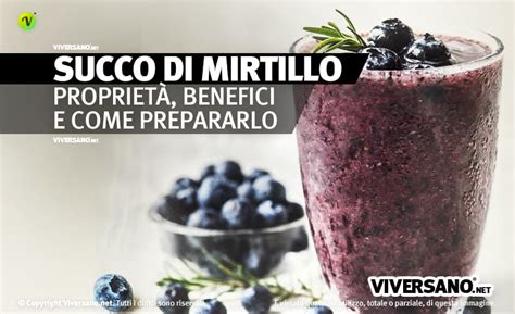 Bicchieri di cocktail con succo di mirtillo e arancia, guarniti