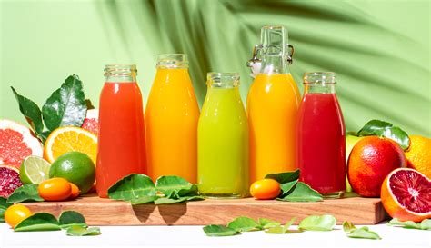 Varietà di succhi di frutta e spezie per cocktail