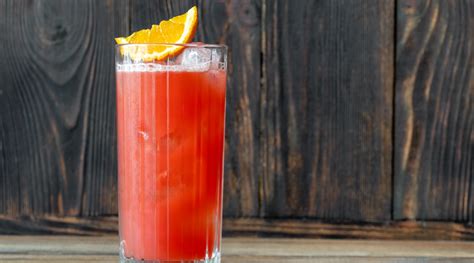 Ingredienti per un coctel Garibaldi: Campari, succo d'arancia fresco, ghiaccio e una fetta d'arancia