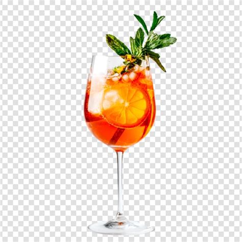 Immagine di un Aperol Spritz alla fragola guarnito con fragole fresche e menta in un bicchiere da vino grande.