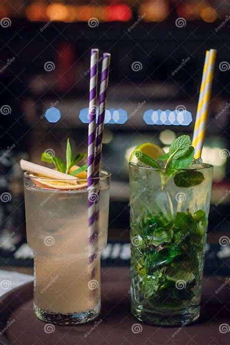 Cocktail con due cannucce