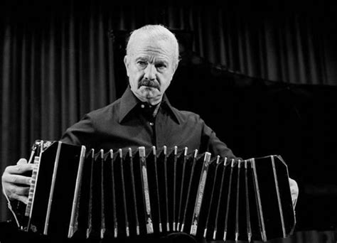 Astor Piazzolla con bandoneón