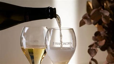 Un tavolo apparecchiato con calici di Franciacorta Satèn e stuzzichini per un aperitivo