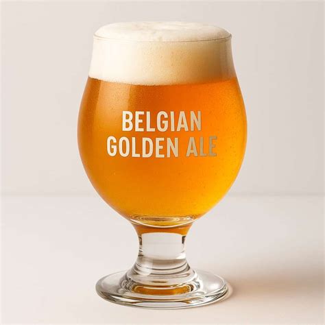 Immagine di un bicchiere di birra Belgian Strong Ale con riflessi aranciati