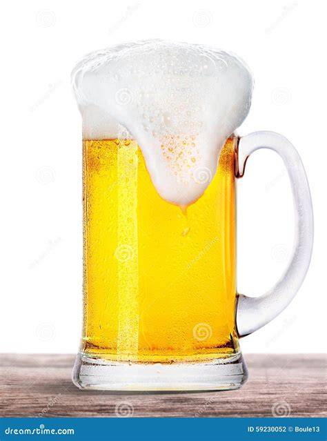 Immagine di una birra Black IPA con schiuma cremosa