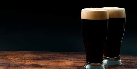 Botti di whiskey e birra stout accostate