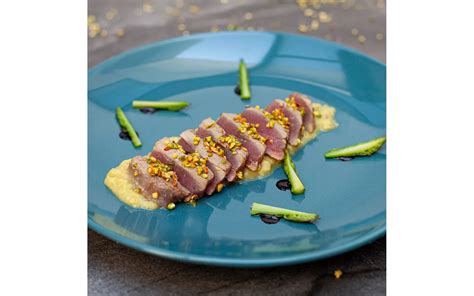 Piatto di Tataki di Alalunga con guarnizioni