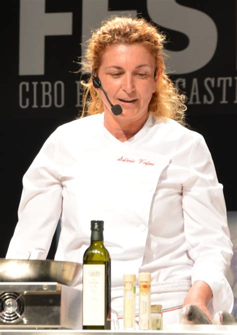 Ritratto della Chef Silvia Volpe in cucina
