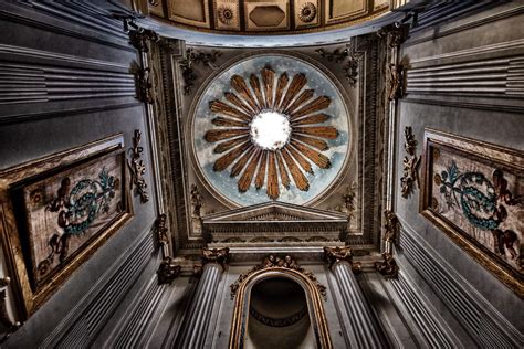 Interno di una chiesa sconsacrata trasformata in enoteca