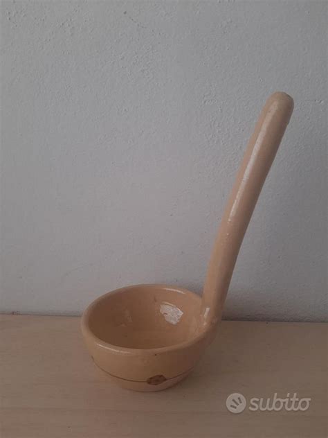 Immagine di un paiolo da minestrone e un mestolo, simboli degli inizi casalinghi