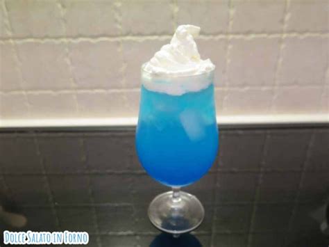 Cocktail Blue Lagoon analcolico in un bicchiere alto con ghiaccio e una fetta di lime