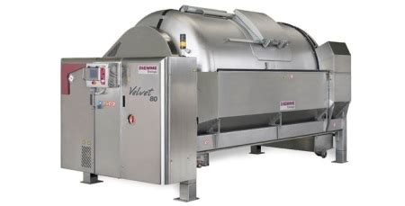 Uve in una pressa enologica durante la fase di riempimento