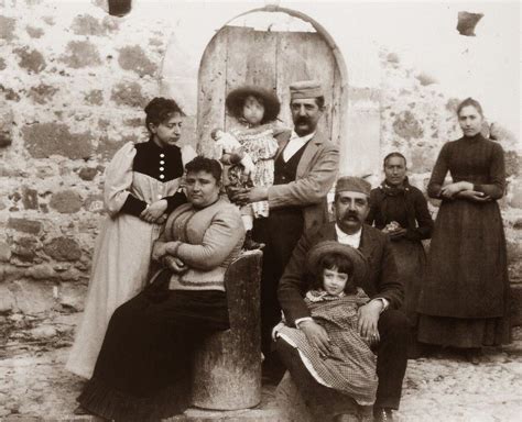 Famiglia Verga che degusta vino