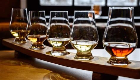 Varietà di colori del whisky