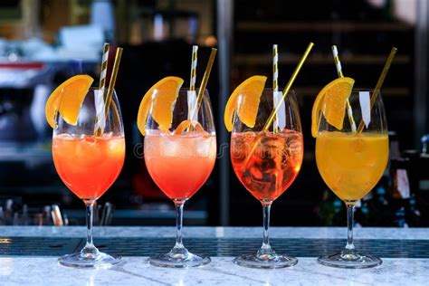Variazioni di Spritz serviti in diversi bicchieri