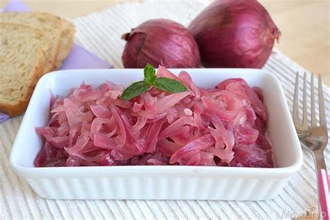 cipolle rosse affettate in padella