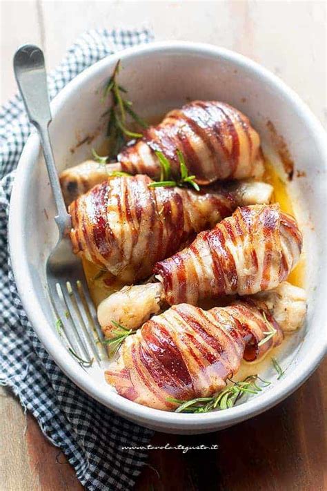 fusi di pollo cotti in padella con cipolle caramellate
