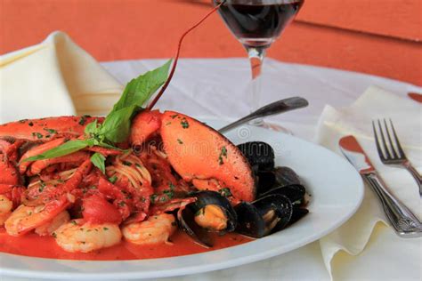Piatto di pesce con bicchiere di vino