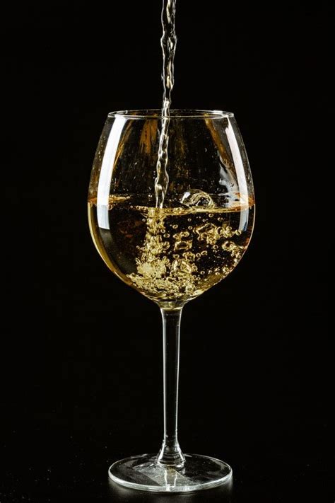 Bicchiere di vino bianco Capri con sfondo sfocato dell'isola