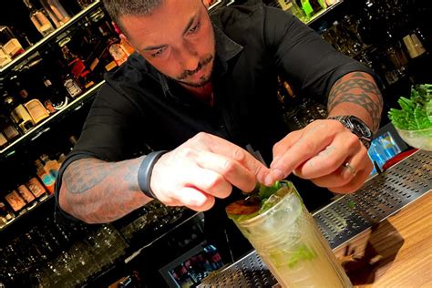 Un barman che prepara un Mojito