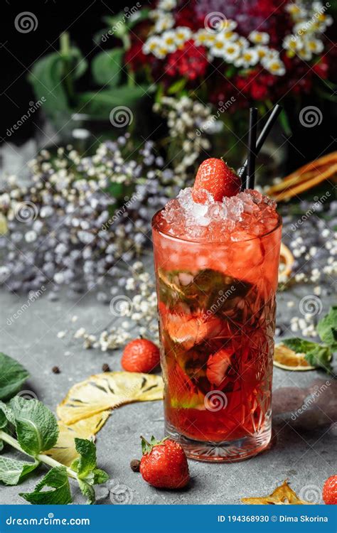 Un bicchiere di Mojito con fragole