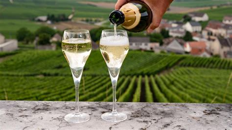 Un bicchiere di champagne con bollicine e un piatto di verdure grigliate