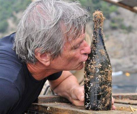 Piero Lugano con una bottiglia di Abissi