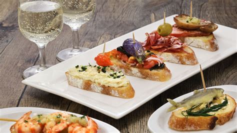 Cicchetti veneziani con un calice di Prosecco