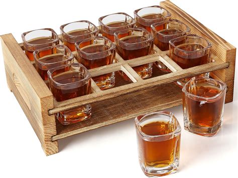 Tre bicchierini da shot con i liquori separati