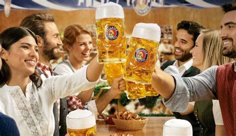 Una folla festosa che brinda con birra