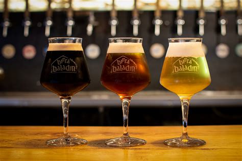 Una selezione di birre artigianali in bicchieri diversi