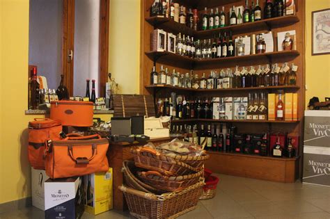 Interno di un'enoteca tradizionale