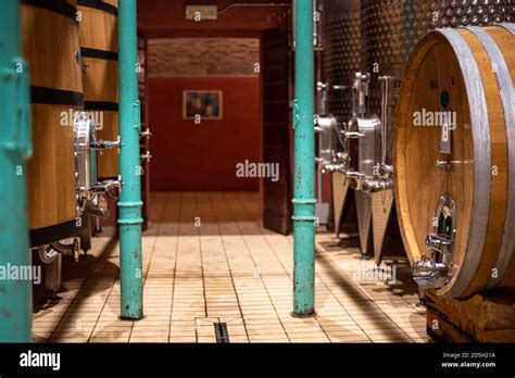 Acciaio inox e barrique in cantina