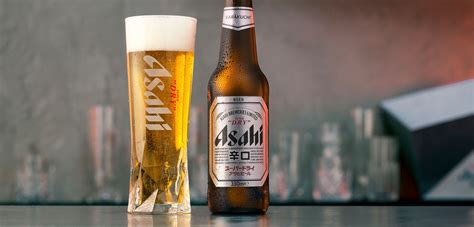 Bottiglia di Asahi Super Dry con sfondo sfocato di Tokyo