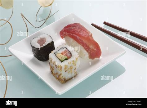Immagine di un piatto di sushi elegantemente presentato accanto a un bicchiere di Asahi Super Dry
