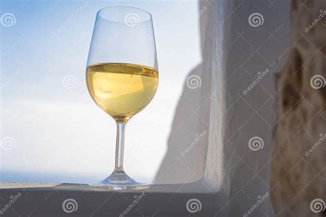 Primo piano di un bicchiere di vino bianco
