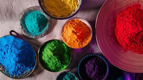 Vaso con pigmenti e pennelli