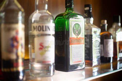 Bottiglie di liquore di genziana su uno scaffale di legno