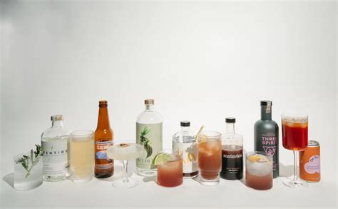 varietà di cocktail analcolici in bottiglia e lattina