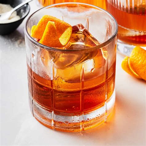 cocktail Old Fashioned con guarnizione di arancia