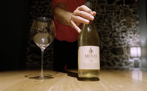 Infografica che confronta whisky filtrati e non filtrati a freddo a diverse gradazioni alcoliche