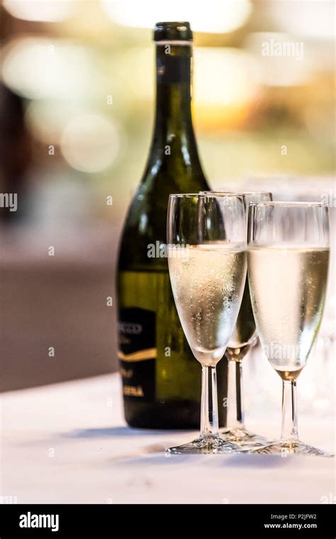 Una bottiglia di Prosecco DOCG con bicchieri