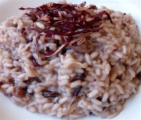 Primo piano di un risotto al radicchio fumante