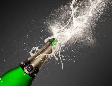 bottiglia di champagne che si apre