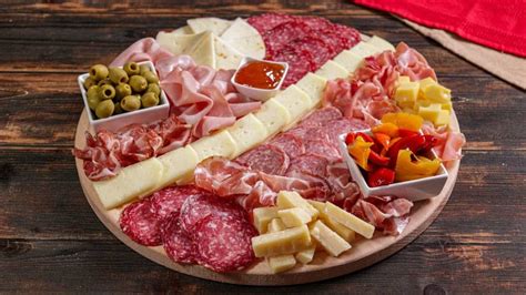 Vassoio di aperitivo con salumi, formaggi e verdure